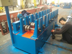 Stifffener roll forming machine for supermarket rack